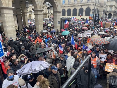 Manifestaţii contra certificatului vaccinal în Franţa. Confruntări între protestatari şi forţele de ordine la Paris - FOTO/ VIDEO