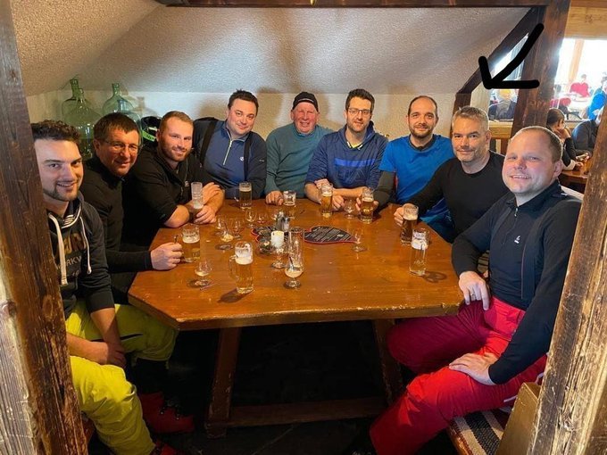Polemică în Austria, după ce cancelarul Karl Nehammer apare într-o fotografie, fără mască, alături de opt prieteni, cu o săptămână înainte de a se infecta cu Covid-19