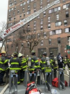 Incendiu într-un bloc din New York: 63 de persoane rănite, din care 31 sunt în stare gravă - VIDEO - 