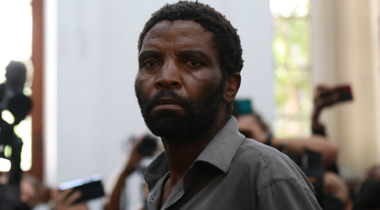 Presupusul incendiator al Parlamentului sud-african, Zandile Christmas Mafe, un bărbat fără adăpost, inculpat de ”terorism”; numeroase voci cer eliberarea bărbatului, considerat un ţap ispăşitor
