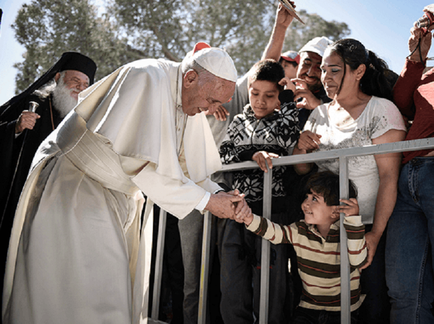 Papa Francisc îi consideră ”eroi” pe părinţii care fug din calea conflictelor pentru a-şi salva copiii