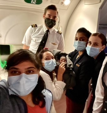 "Minunea Aisha": O fetiţă s-a născut într-un avion de noapte către Uganda cu ajutorul unei doctoriţe din Canada