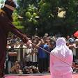 Indonezia: O femeie a fost biciuită de 100 de ori pentru adulter. Partenerul ei a primit doar 15 lovituri de bici