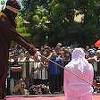 Indonezia: O femeie a fost biciuită de 100 de ori pentru adulter. Partenerul ei a primit doar 15 lovituri de bici