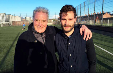 Jamie Dornan spune că era în carantină într-un hotel din Australia când a murit tatăl său de coronavirus