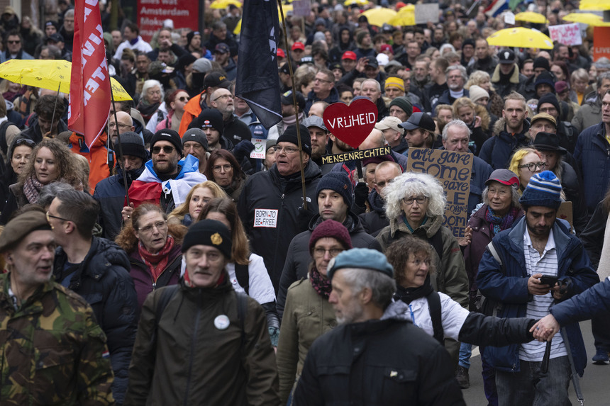 Mii de oameni au manifestat la Amsterdam împotriva restricţiilor şi programului de vaccinare - VIDEO