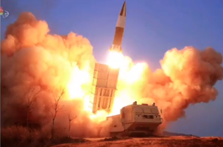 Două ”rachete balistice cu rază scurtă de acţiune”, lansate de pe un aeroport în apropiere de Phenian, al patrulea test nord-coreean în 2022; un marfar nord-coreean intră în China, pe podul internaţional de peste râul Yalu