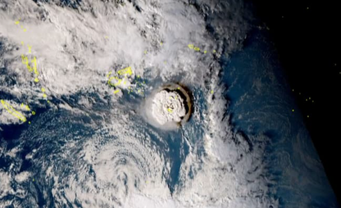 Altă ”erupţie mare” a vulcanului din Tonga, detectată de Australia; erupţia de vineri, care a provocat un tsunami la Oceanul Pacific, a secţionat un cablu submarin, iar insulele ar putea rămâne fără Internet două săptămâni