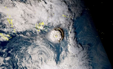 Altă ”erupţie mare” a vulcanului din Tonga, detectată de Australia; erupţia de vineri, care a provocat un tsunami la Oceanul Pacific, a secţionat un cablu submarin, iar insulele ar putea rămâne fără Internet două săptămâni