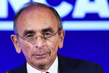 Eric Zemmour, un canddat naţionalist la preşedinţa franceză, condamnat la plata unei amenzi în valoare de 10.000 de euro, cu privire la provocare la ură, după ce i-a catalogat pe migranţii minori izolaţi ”hoţi”, ”asasini” şi ”violatori”