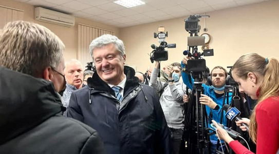 Fostul preşedinte ucrainean Petro Poroşenko, acuzat de înaltă trădare, rămâne în libertate, hotăreşte justiţia