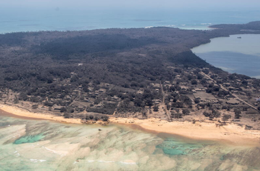 Aproximativ 80% dn populaţia Tonga, afectată de erupţia vulcanică şi tsunami, care a distrus locuinţele pe mai multe insule