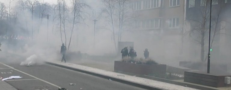 Bruxelles: Ciocniri între manifestanţi şi poliţişti la un protest faţă de măsurile sanitare. Forţele de ordine au folosit tunuri cu apă şi gaze lacrimogene – VIDEO
