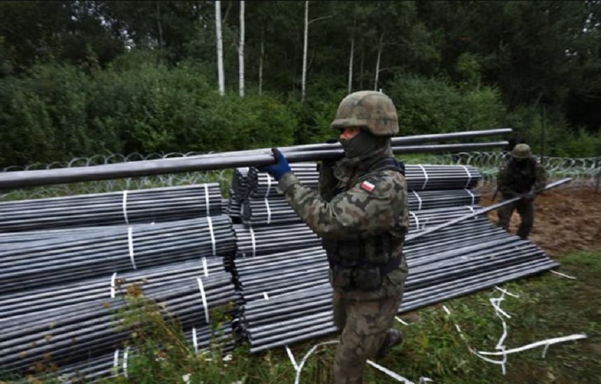 Polonia începe să construiască o barieră metalică înaltă de cinci metri şi jumătate, cu o lungime de 186 de kilometri, estimată la 253 de milioane de euro, la frontiera cu Belarusul