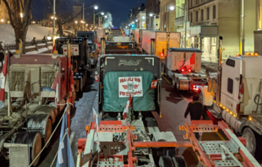 Un ”convoi al libertăţii” de camionagii în grevă împotriva vaccinării obligatorii anticovid manifestează la Ottawa; participarea la protest, puternic exagerată de către organizatori