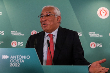 Socialistul Antonio Costa obţine o majoritate absolută în urma unor alegeri legislative anticipate, în care extrema dreaptă înregistrează o ascensiune puternică şi devine a treia forţă politică în Portugalia