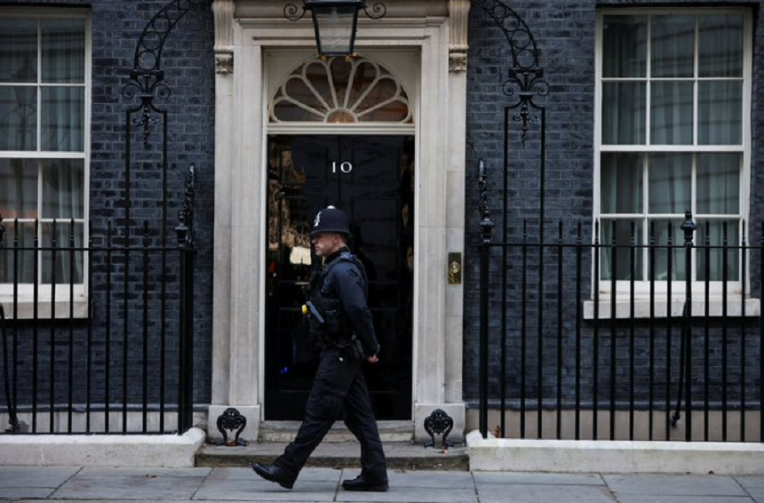 Sue Gray denunţă într-un raport intern de 12 pagini privind 12 petreceri la Guvern, în timpul carantinei antivcovid (”partygate”), ”erori de leadership şi de judecată” la Downing Street şi îndeamnă să se tragă concluzii ”imediat”; Boris Johnson refuză să demisioneze