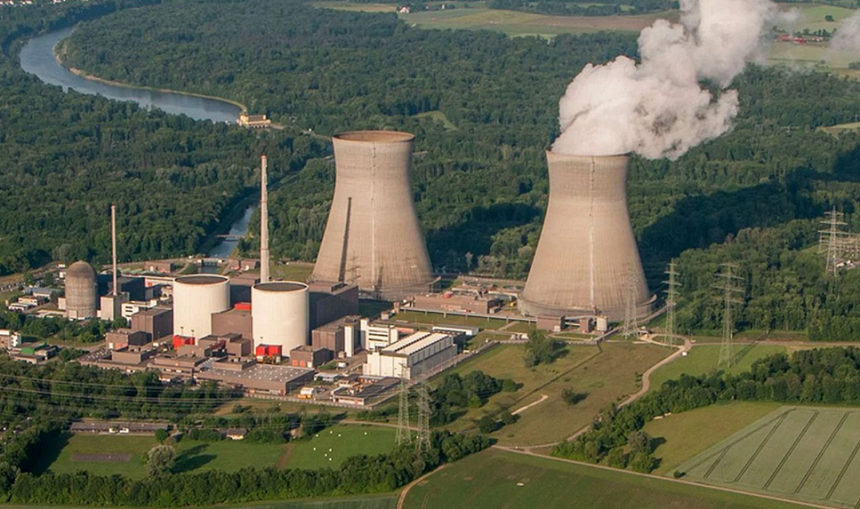 Comisia Europeană decide să acorde, în anumite condiţii, eticheta de investiţii durabile centralelor nucleare şi cu gaze naturale, prin care să le recunoască contribuţia în lupta împotriva modificărilor climatice
