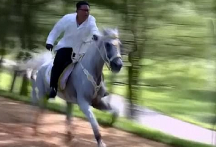Kim Jong Un apare, într-un nou clip de propagandă, pe un cal alb 