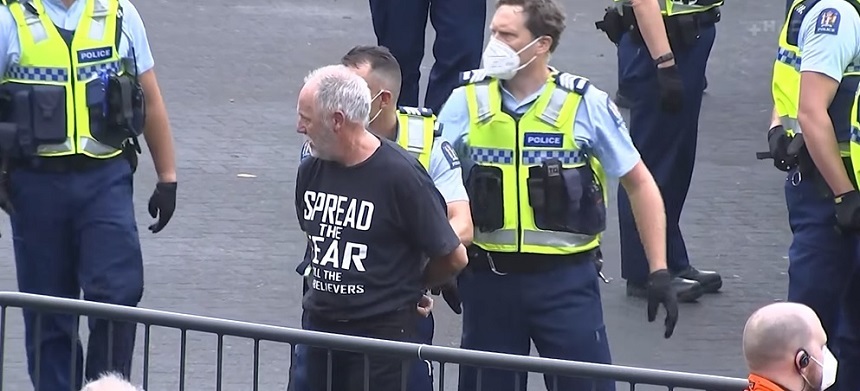 Noua Zeelandă: Ciocniri violente între manifestanţi anti-vaccin şi poliţişti în faţa Parlamentului din Wellington - VIDEO