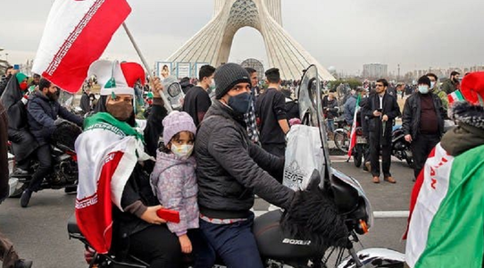 Defilări în vehicule în Iran, la marcarea a 43 de ani de la Revoluţia islamică