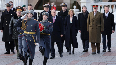 Relaţiile ruso-britanice sunt ”aproape zero” şi pot deveni ”negative, ceea ce ar fi puţin dezagreabil”, îi spune Şoigu, la Moscova, lui Wallace şi îndeamnă Occidentul ”să nu mai îndoape cu armament Ucraina”; Londra a trmis ”Forţe speciale” în Ucraina, acuză el
