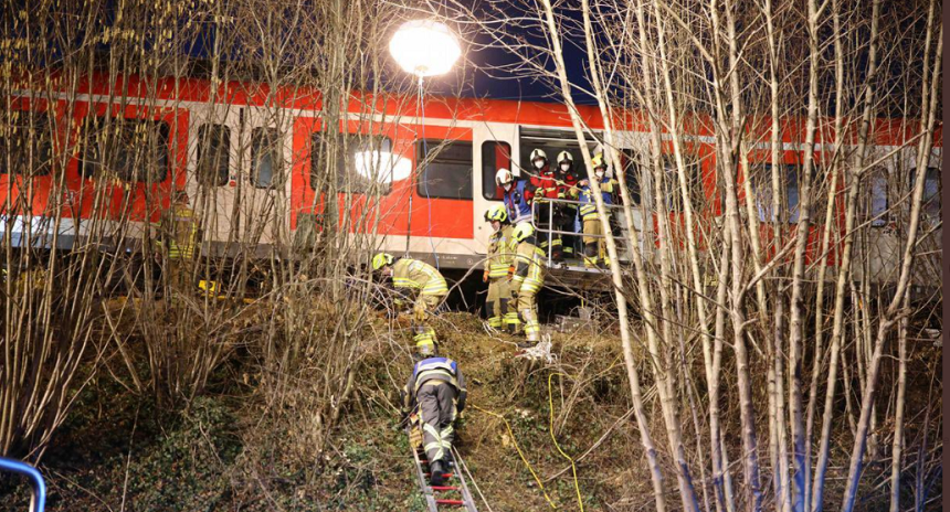 Un mort şi 14 răniţi în sudul Germaniei, într-o coliziune între două trenuri de periferie la nord de Munchen
