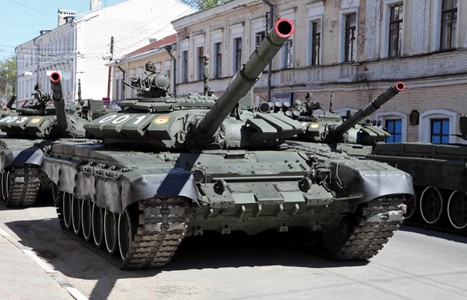 UPDATE - Ministerul rus al Apărării a făcut publice imagini cu o coloană de tancuri şi vehicule militare despre care afirmă că părăsesc Peninsula Crimeea
