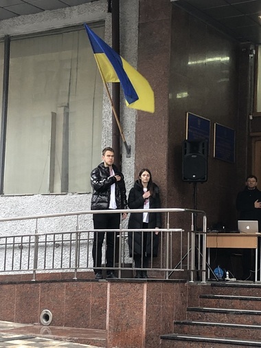 Ucrainenii înalţă drapelul naţional pentru a sfida Rusia: „Nu ne temem de nimeni” - FOTO, VIDEO
