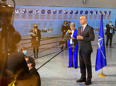Rusia continuă să comaseze trupe la frontiera cu Ucraina, acuză secretarul general al NATO Jens Stoltenberg la o reuniune a miniştrilor Apărării