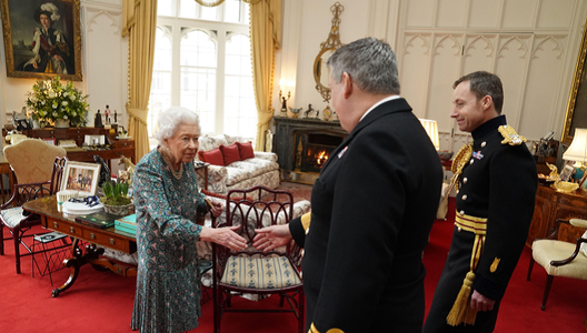 Regina Elizabeth a II-a mărturiseşte că ”abia se mişcă”