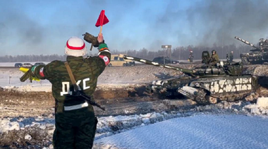 Rusia anunţă că-şi continuă retragerea militară şi difuzează imagini cu un tren care părăseşte Crimeea