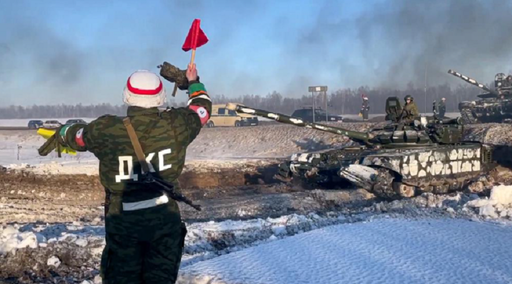 Rusia anunţă că-şi continuă retragerea militară şi difuzează imagini cu un tren care părăseşte Crimeea