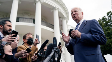 ”Toate indiciile pe care le avem sunt că ruşii sunt pregătiţi să atace Ucraina” ”în zilele următoare”, avertizează Biden