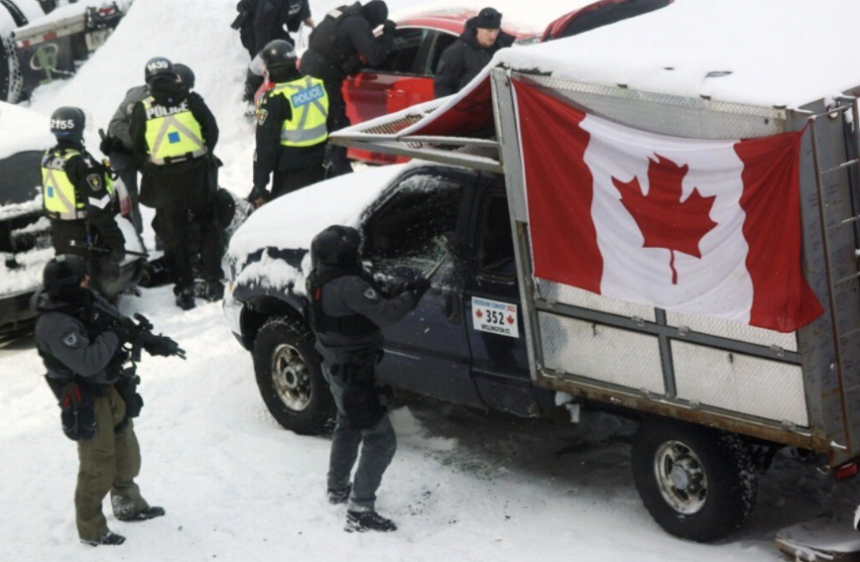 Poliţia reia controlul la Ottawa după ce camionagiii blochează timp de 24 de zile capitala din cauza politicii sanitare anticovid