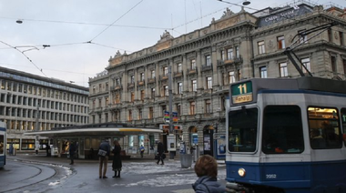 Crédit Suisse a găzduit timp de decenii zeci de miliarde de euro de origine criminală sau ilicită, dezvăluie o anchetă jurnalistică Organized Crime and Corruption Reporting Project (OCCRP); banca acuză o discreditare a pieţei financiare elveţiene