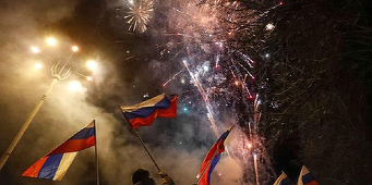 Ucrainenii proruşi, între petreceri în stradă cu artificii, steaguri ruse şi muzică şi evacuări