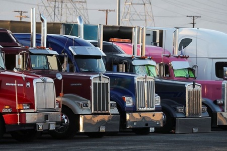 Şoferii de camioane din SUA pregătesc un protest împotriva restricţiilor legate de coronavirus similar celui din California