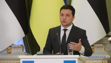 Zelenski instituie legea marţială. Preşedintele ucrainean a discutat cu Biden: Nu vă temeţi, vom învinge
