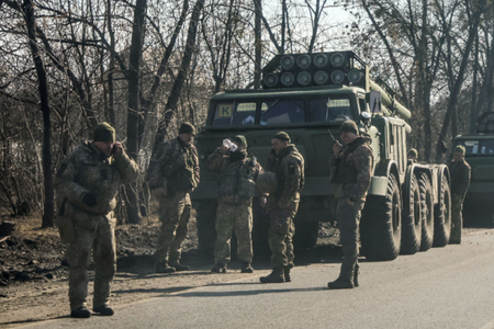 Veterani ucraineni, înarmaţi pentru a lupta împotriva trupelor ruse care invadează Ucraina; ucrainenii îndemnaţi să se înroleze; atacuri cu rachete la Kiev şi Harkov şi explozii