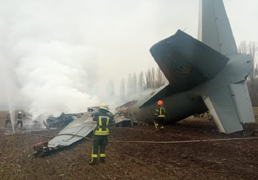 Un avion militar ucrainean cu 14 persoane la bord se prăbuşeşte în apropiere de satul Trîpillea, la 100 km sud de Kiev, anunţă Guvernul ucrainean