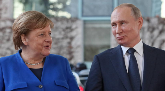 Invazia Ucrainei de către Rusia, un ”război de agresiune”, o ”ruptură profundă în istoria Europei”, denunţă Merkel, atacată de presa germană din cauza unui  eşec usturător al diplomaţiei sale binevoitoare faţă de Putin în ultimii ani