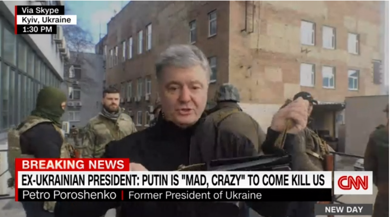 Fostul preşedinte al Ucrainei, Petro Poroşenko, înarmat cu un Kalaşnikov pe străzile Kievului, susţine că Putin este „pur şi simplu nebun” - CNN