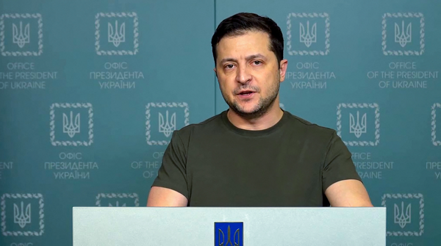 ”Acţiunile criminale ale Rusiei în Ucraina poartă semne de genocid”, acuză Zelenski într-o scurtă înregistrare video, în care cere ca atacurile ruse să fie anchetate de un tribunal internaţional pentru crime de război şi acuză Moscova că ”minte” când spune că nu atacă civili