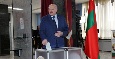 Belaruşii se propunţă printr-un refrendum constituţional asupra unei abandonări a statutului de ţară nenucleară a Belarusului