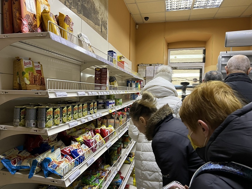 Cozi lungi s-au format la supermarket-urile din Kiev după ridicarea interdicţiei de circulaţie - FOTO
