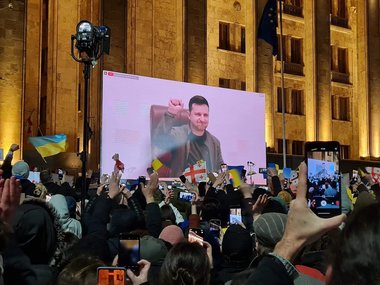 Zelenski s-a adresat manifestanţilor din mai multe oraşe europene: Dacă vom câştiga, va fi victoria întregii lumi democratice / El a fost ovaţionat – VIDEO