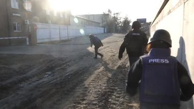 Echipă a televiziunii Sky News, prinsă luni într-o ambuscadă în Ucraina. Reporterul a fost rănit, cameramanul salvat de vesta antiglonţ - VIDEO -