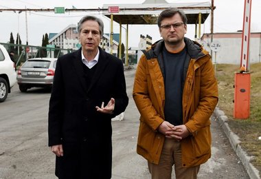 Blinken şi Kuleba s-au întâlnit la frontiera Ucrainei cu Polonia: “Întreaga lume este alături de Ucraina, aşa cum sunt eu acum alături de prietenul meu”