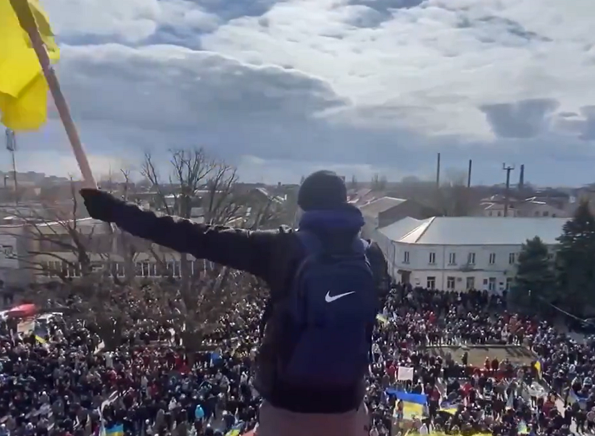 Nova Kahovka: Ruşii au deschis focul asupra protestatarilor care manifestau împotriva invadatorilor. Cinci oameni au fost răniţi - VIDEO